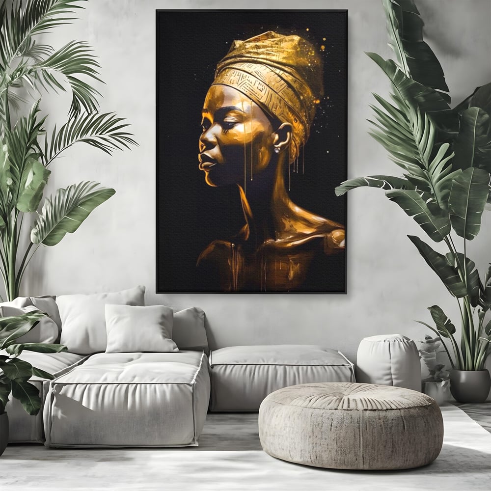 Tablou canvas cu tablou canvas cu femeie africana si turban auriu, in rama de aluminiu negru, pe perete intr-un living